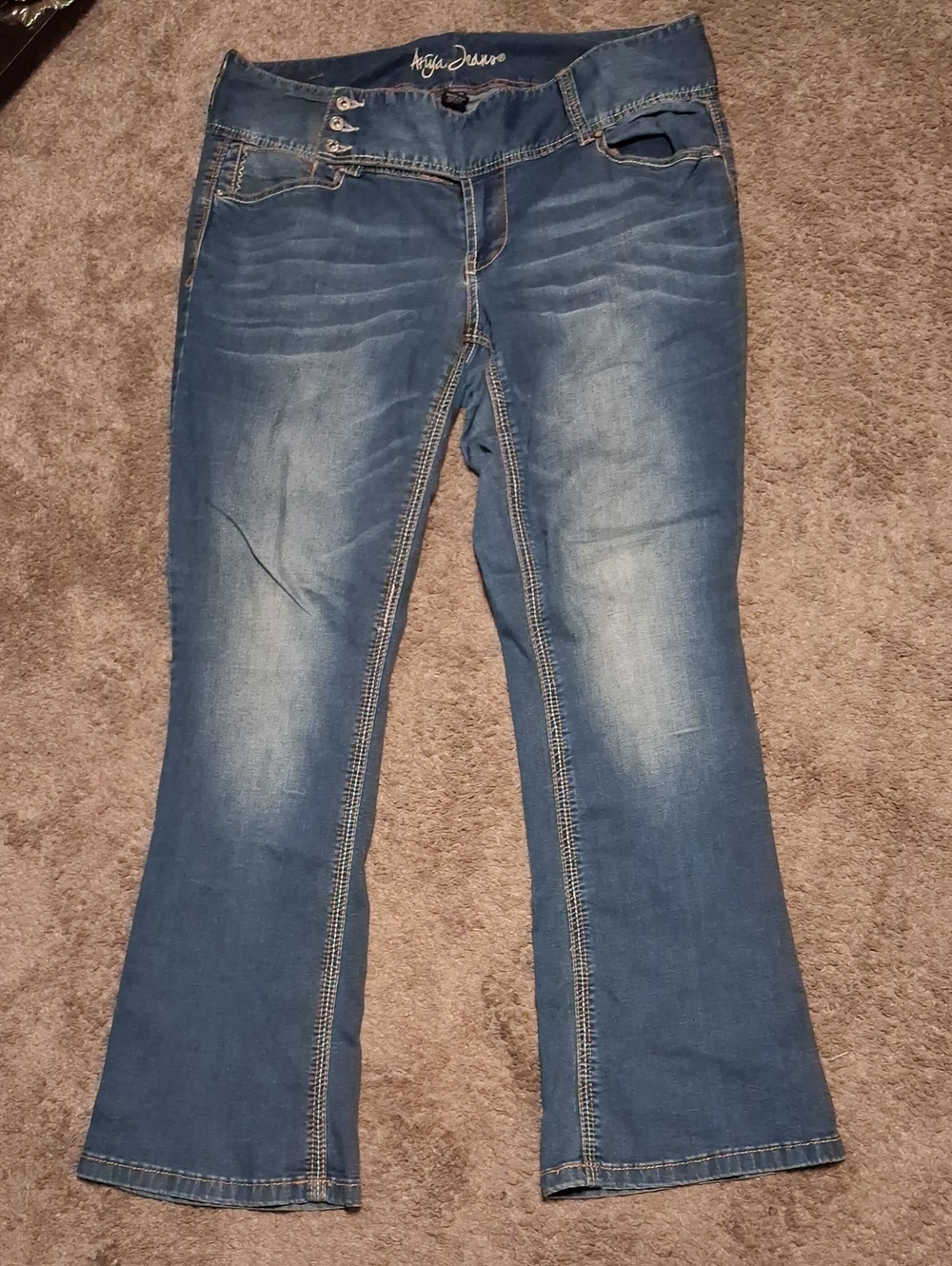 Ariya Women's Flared Jeans in Faded Blue Wash